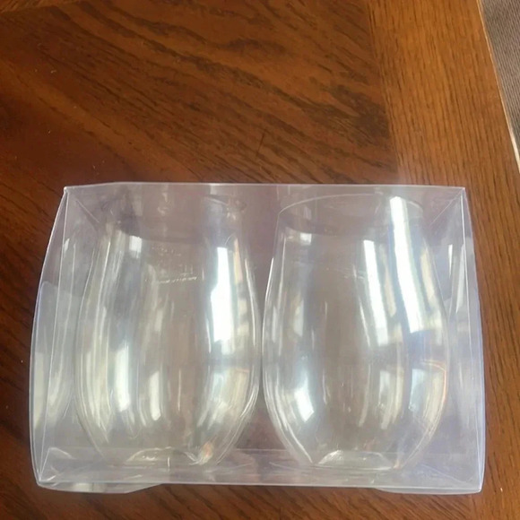 4‎ steamless plastic wine glasses - Picture 1 of 4